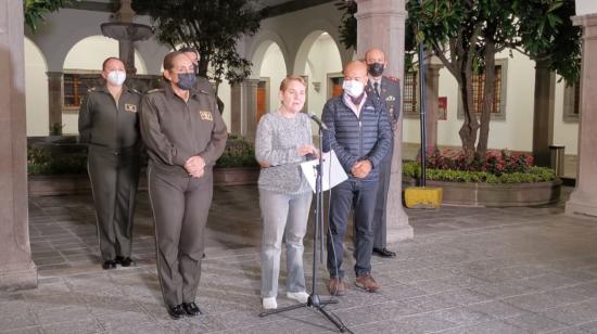 La ministra de Gobierno, Alexandra Vela, y el ministro de Defensa, Luis Hernández, durante una rueda de prensa en Carondelet, el 26 de octubre de 2021.