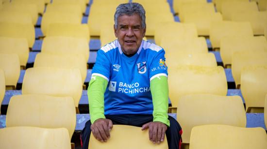 Fausto Carrera posa con la camiseta de la Universidad Católica, en el estadio Olímpico Atahualpa, el jueves 21 de octubre de 2021.