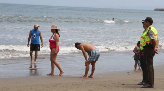 Efectivos policiales realizan un recorrido en una playa manabita el 27 de octubre de 2021.