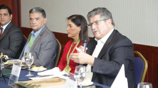 Representantes del sector bananero de seis países, en una reunión en Guayaquil, el 27 de octubre de 2021.