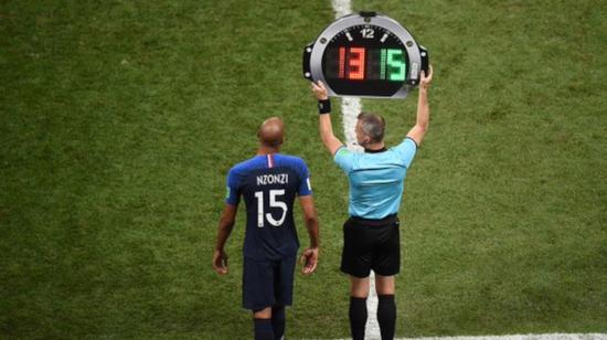 Steven Nzonzi, de la selección francesa, esperando entrar al campo de juego.