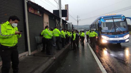 Policías vigilan las vías de Cotopaxi ante anuncio de manifestaciones, el 26 de octubre de 2021.