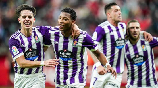 Gonzalo Plata festeja su primer gol con el Real Valladolid, que se lo convirtió al Sporting Gijón, el 23 de octubre de 2021. 