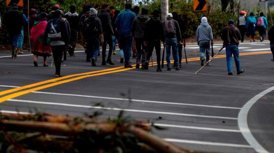 Indígenas de las comunidades de Cusubamba bloquean una carretera durante una jornada de protestas contra el Gobierno. 26 de octubre de 2021