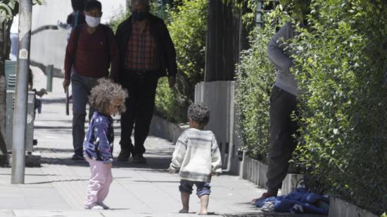 Dos niños juegan en una de las calles de Quito, el 28 de octubre de 2021.