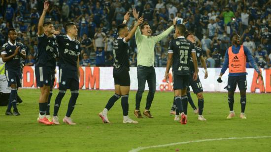 Jugadores de Emelec, celebrando su victoria ante Barcelona, en el Estadio Capwell, en Guayaquil, el 24 de octubre de 2021.