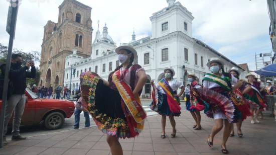 Cholas cuencanas durante un evento promocional de las Fiestas de Cuenca, el 27 de octubre de 2021.