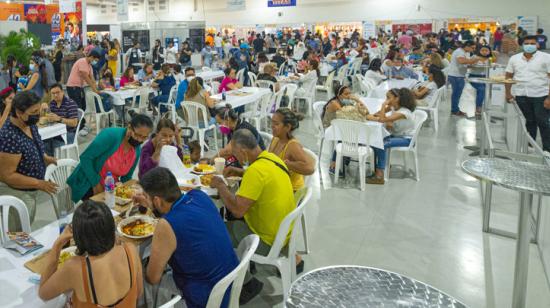 Los comensales disfrutan de la oferta culinaria de Raíces.