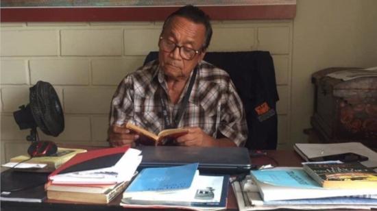 El escritor Jorge Velasco Mackenzie, en el estudio de su casa, en el tradicional barrio del Astillero, en Guayaquil.