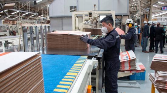 Obreros trabajan en la planta industrial de la empresa Cartopel, en Cuenca, el 5 de agosto de 2021.