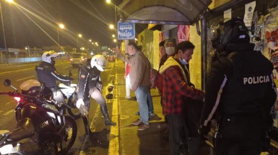 Operativo policial en una de las paradas de buses de Quito, la noche del 29 de octubre de 2021.