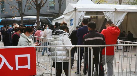 Ciudadanos hacen fila para recibir su tercera dosis de la vacuna contra el covid-19 en Beijing, China, este 29 de octubre de 2021.