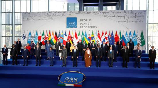 Los líderes de las 20 economías más grandes del mundo posan para la foto oficial del G20, el 30 de octubre de 2021.