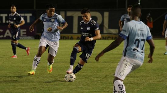 Joao Rojas, de Emelec, domina la pelota en el partido ante Guayaquil City, el sábado 30 de octubre de 2021 en el estadio Christian Benítez.