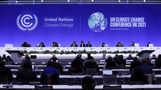 El británico Alok Sharma (centro) preside la inauguración de la cumbre climática COP26, el 31 de octubre de 2021.