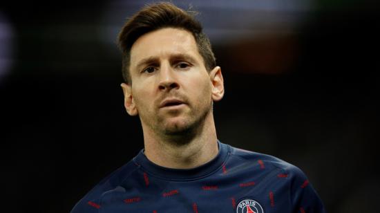 Lionel Messi calienta antes del partido entre PSG y Lille, el 29 de octubre de 2021, en París.