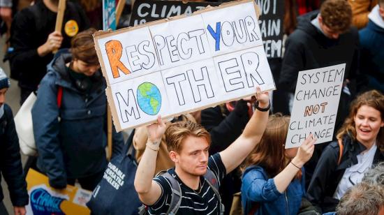 Miles de personas pidieron medidas urgentes para combatir el cambio climático durante una manifestación, en Bruselas, Bélgica. 31 de octubre de 2021