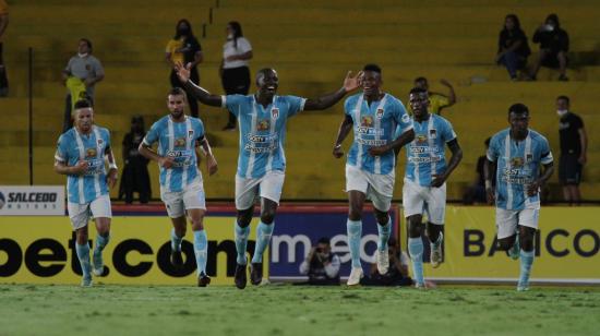 Los jugadores de 9 de Octubre festejan uno de los goles ante Barcelona, en Guayaquil, el 1 de noviembre de 2021.