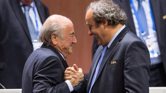 Joseph Blatter y Michel Platini se estrechan la mano en una elección para presidente de FIFA, en Suiza, el 29 de mayo de 2015