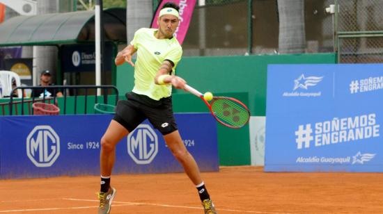 Alejandro Tabilo en acción durante el partido ante Jaume Munar, en el Challenger de Guayaquil, el 2 de noviembre de 2021.