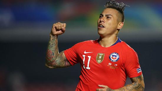 El delantero Eduardo Vargas festeja un gol anotado con la selección de Chile.