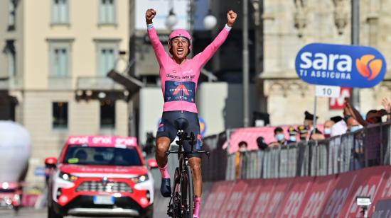 Egan Bernal celebra su consagración en el Giro de Italia 2021, el domingo 30 de mayo.