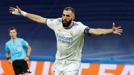 El delantero francés, Karim Benzema, celebra tras marcar el 1-0 durante el partido entre el Real Madrid y el Shakhtar Donetsk, en  la cuarta jornada de la fase de grupos de la Champions League, el 3 de noviembre de 2021.