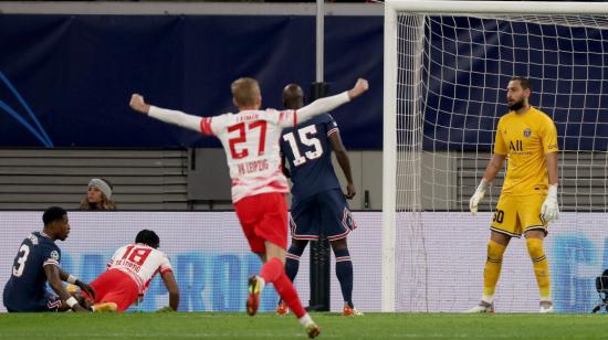 El portero del Paris Saint-Germain Gianluigi Donnarumma reacciona tras el gol de Christopher Nkunku de Leipzig durante el partido del grupo A de la Champions, el 3 de octubre de 2021.