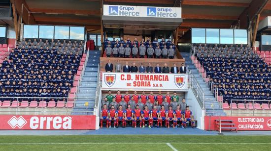 Directivos, cuerpo técnico y futbolistas del Numancia se toman la foto de la temporada 2021-2022, el 25 de octubre, en el estadio Los Pajaritos.