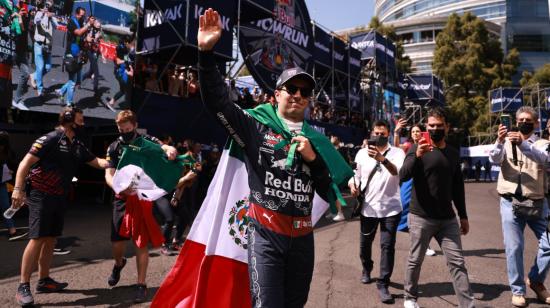 El piloto de Red Bull, Sergio 'Checo' Pérez, saluda a los aficionados locales en el Paseo de la Reforma, previo al GP de México.