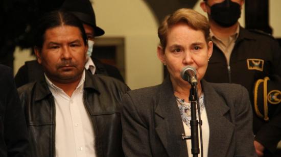 La ministra de Gobierno, Alexandra Vela, junto a Marlon Santi, coordinador nacional de Pachakutik.