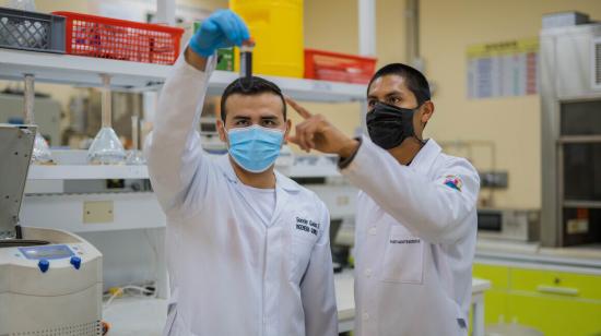 Estudiantes de la UTPL en el laboratorio de Química de la Facultad de Ciencias Exactas y Naturales, haciendo pruebas con grafeno.