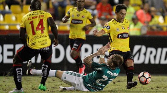 Matías Oyola domina la pelota en el Estadio Banco Pichincha, en un partido de la Copa Libertadores, ante Palmeiras, el 5 de julio de 2017.