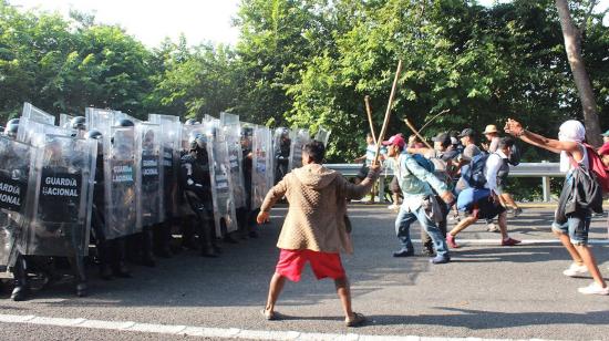 Un grupo de migrantes se enfrenta con integrantes de la Guardia Nacional en Chiapas. México, 4 de noviembre de 2021