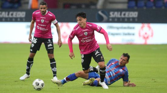 Lorenzo Faravelli, de Independiente, maneja una pelota en el partido ante Olmedo, en Quito, el 31 de octubre de 2021.