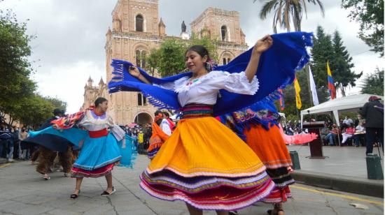 Danzantes en el Parque Calderón, en Cuenca, el 29 de octubre de 2021. 