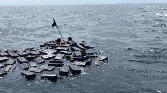 Foto de archivo. Tres presuntos narcotraficantes usan paquetes de cocaína como flotadores en aguas del Océano Pacífico, 28 de septiembre, 2019.