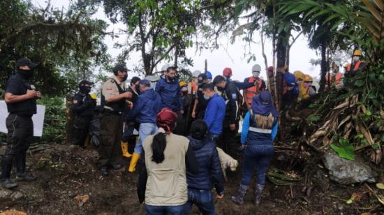 Un grupo antiminero protesta en contra de funcionarios públicos en Pacto (Pichincha), el 4 de noviembre de 2021.