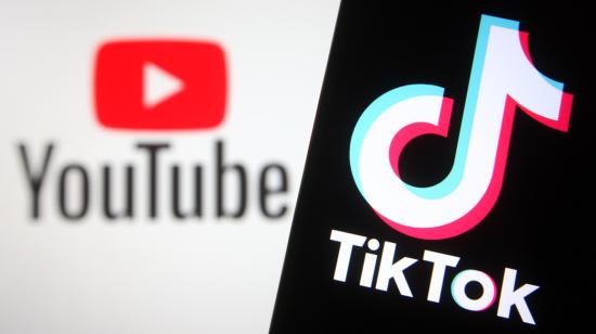 Logo de YouTube y TikTok, aplicaciones con alto tráfico de Internet.