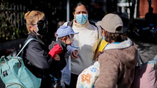 Venezolanos esperan antes de abordar un bus que los llevará al aeropuerto. Quito, 5 de noviembre de 2021