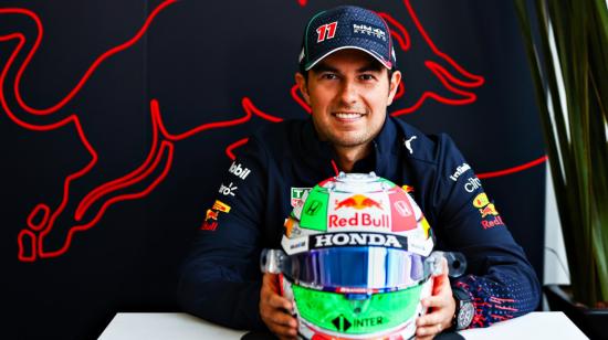 El piloto de Red Bull, Sergio 'Checo' Pérez, posa junto al caso que usará en el GP de México.