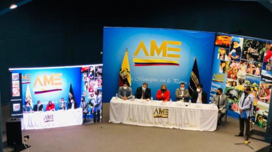 El ministro de Finanzas, Simón Cueva y varias autoridades de la Asociación de Municipalidades del Ecuador (AME), en Quito, el 23 de junio de 2021.