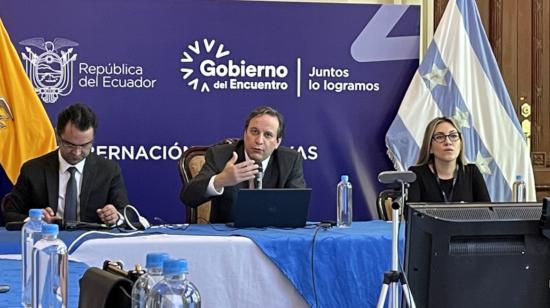 Simón Cueva, ministro de Finanzas, en un conversatorio con periodistas en Guayaquil, 5 de noviembre de 2021.