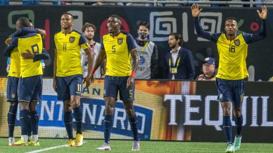 Jugadores de la selección ecuatoriana, en el amistoso ante México, en Charlotte, Estados Unidos, el 27 de octubre de 2021. 