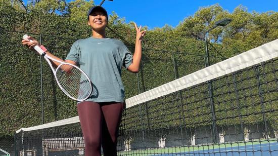 Naomi Osaka posando en una cancha de tenis, el 5 de noviembre de 2021. 