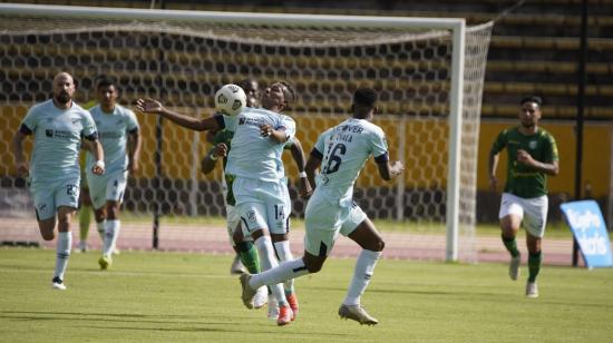 José Carabalí, de Universidad Católica, domina el balón durante el partido de la Fecha 13 de la LigaPro frente a Orense.