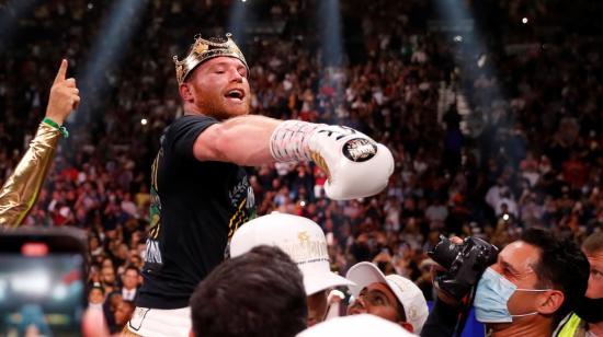 Canelo Alvarez, de México, celebra después de derrotar a Caleb Plant, de Estados Unidos, en la pelea por el título del campeonato mundial de peso súper mediano en el MGM en Las Vegas, el 06 de noviembre de 2021.