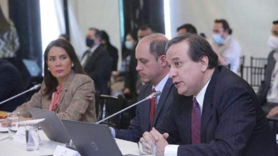 A la derecha el ministro de Finanzas, Simón Cueva, en la Asamblea, el 8 de noviembre de 2021. 