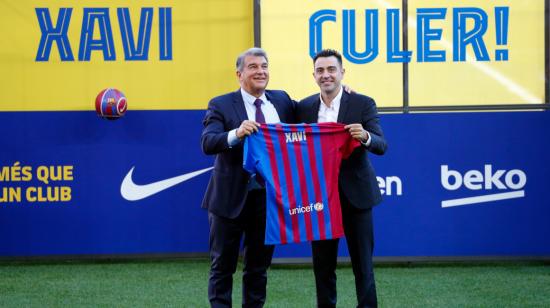 Xavi Hernández (der) durante su presentación en el Camp Nou, en Barcelona, el 8 de noviembre de 2021. 