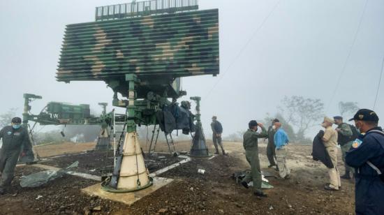 El ministro de Defensa, Luis Hernández, visitó la estación radar del Cerro Montecristi para constatar los daños por una explosión. Montecristi, 8 de noviembre de 2021.